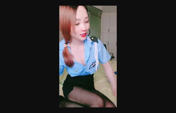 【女警情趣制服新骚货】黑丝美腿大战炮友，掏出大屌一顿嗦，主动骑乘爆插骚逼，太爽了高潮喷水，69互舔新姿势猛操