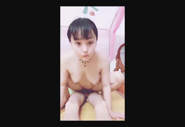 大乳晕哺乳期喷奶少妇全程露脸性感的情趣装诱惑，挤奶水给狼友喝淫语互动，口交大鸡巴让大哥哥鸡巴抽脸爆草