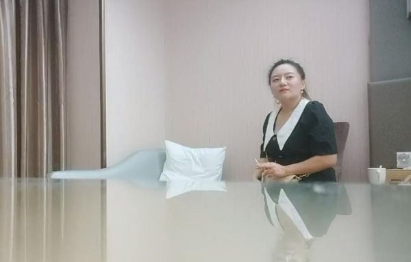 【利哥探花】深夜约肉肉大奶骚女，丝袜大屁股舔屌，抬起双腿正入猛操，上位骑乘后入肥臀