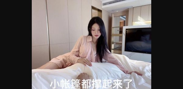 极致诱惑，清晨被反差女友叫醒乳交，这奶子看起来好爽