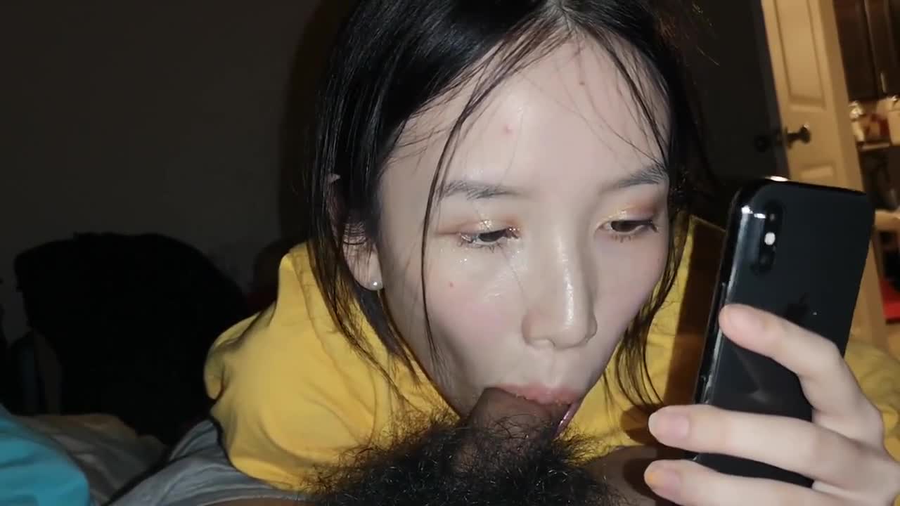 调皮女大生一边和妈妈电话中对答一边吃着男友的棒棒