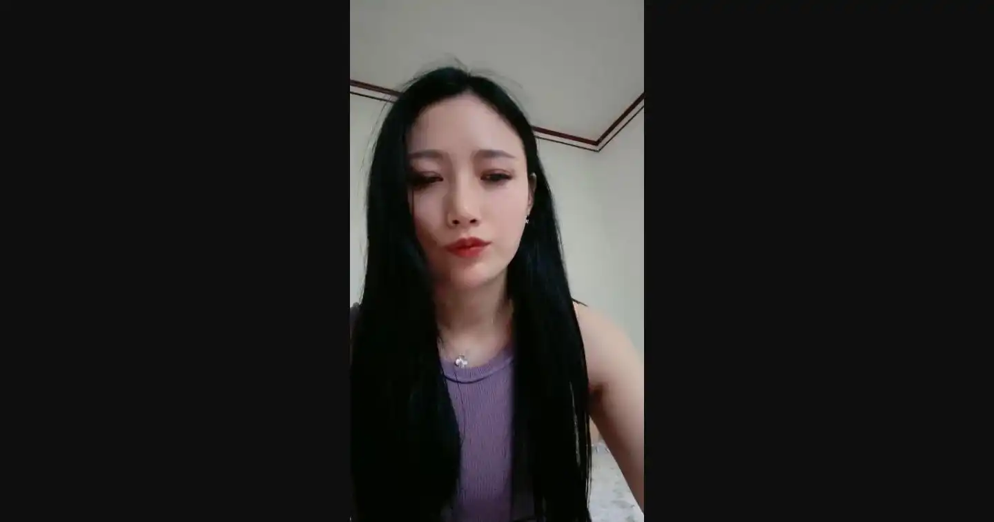 真实良家小少妇露脸激情大秀直播诱惑狼友，在狼友的指挥下漏出骚奶子自慰逼逼